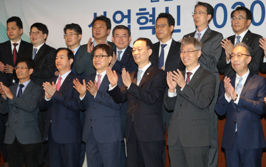 서울 그랜드 인터컨티넨탈 서울 파르나스에서 '산업혁신 2020 플랫폼' 첫 회의가 열린 11일 오전 백운규(앞줄 오른쪽 세 번째) 산업통상자원부 장관을 비롯한 참석자들이 기념촬영을 하고 있다.